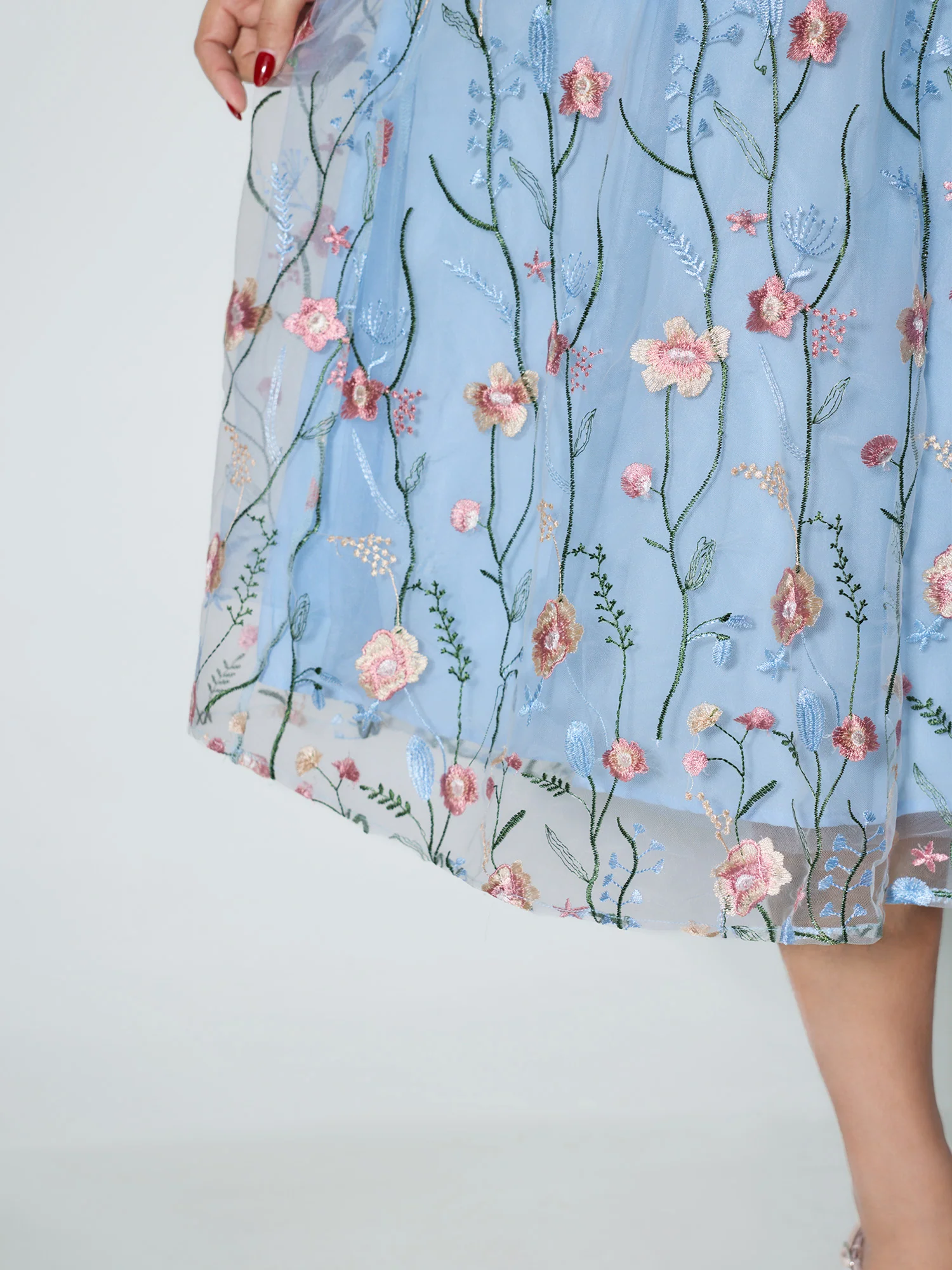 Floral Embroidered Lined Sleeveless Midi Dress - Image 4