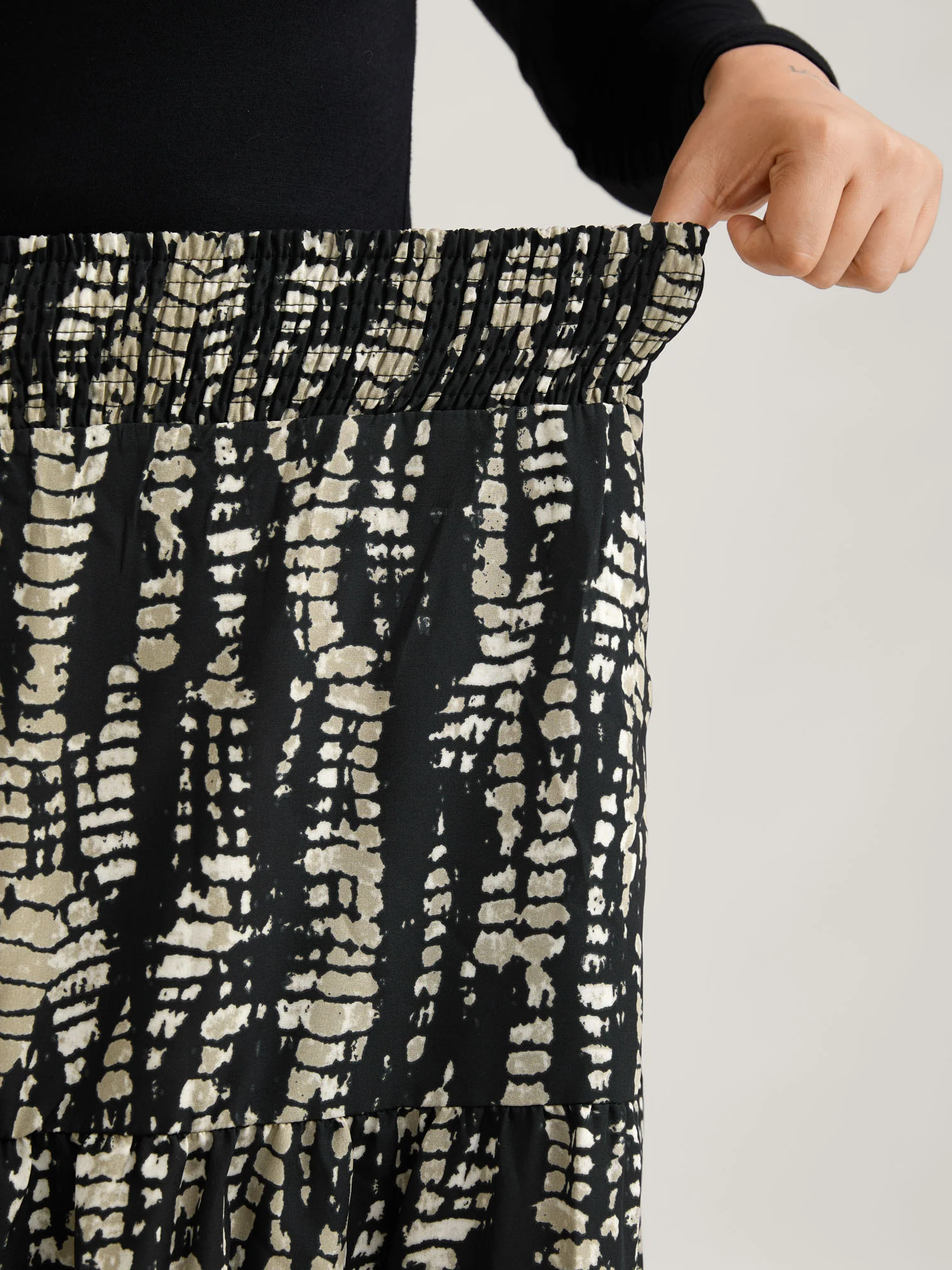 Geometric Shirred Ruffle Layered Hem Skirt - Image 3