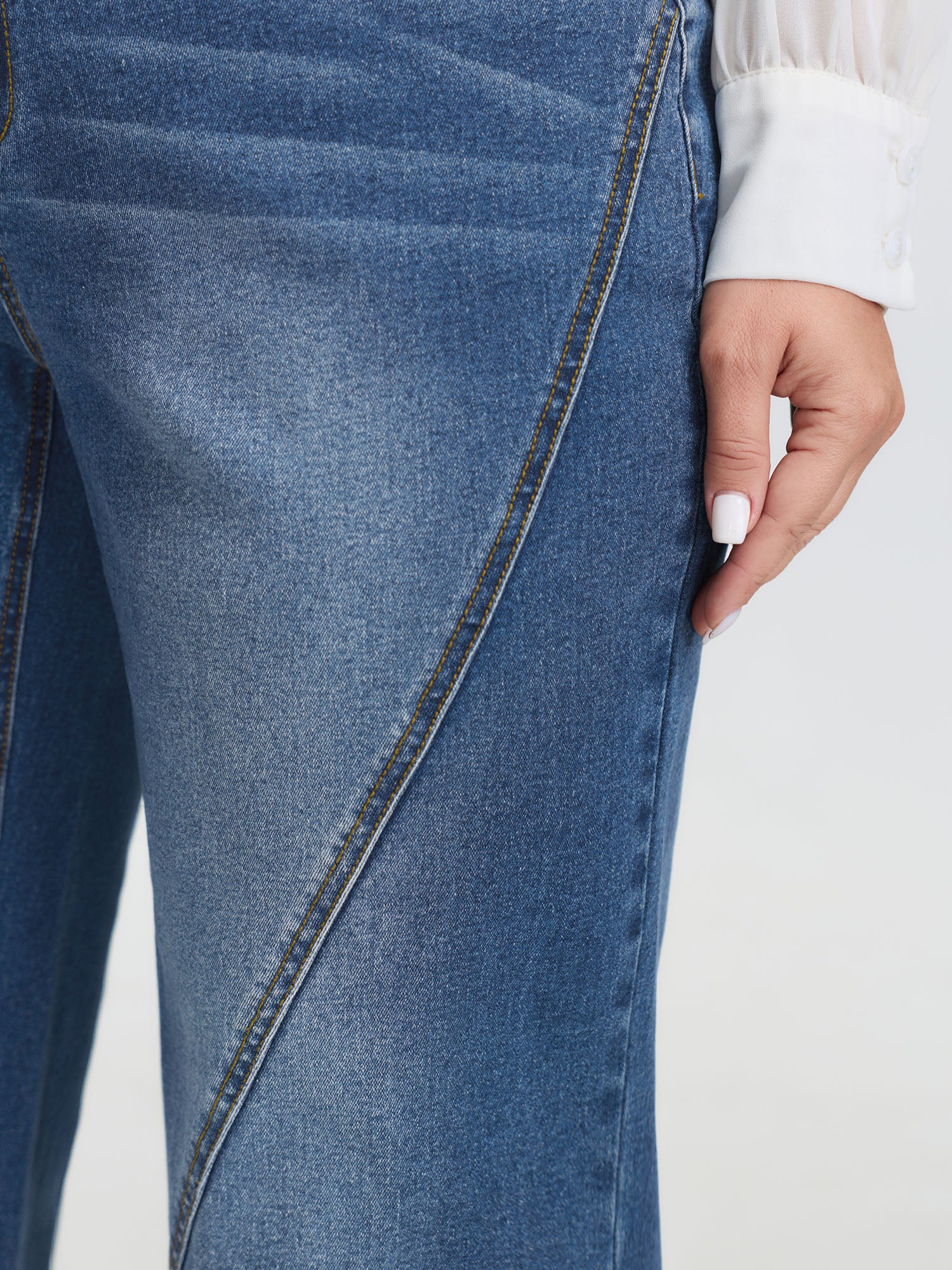 Mid-Rise Seamed Straight-Leg Jeans - Image 4