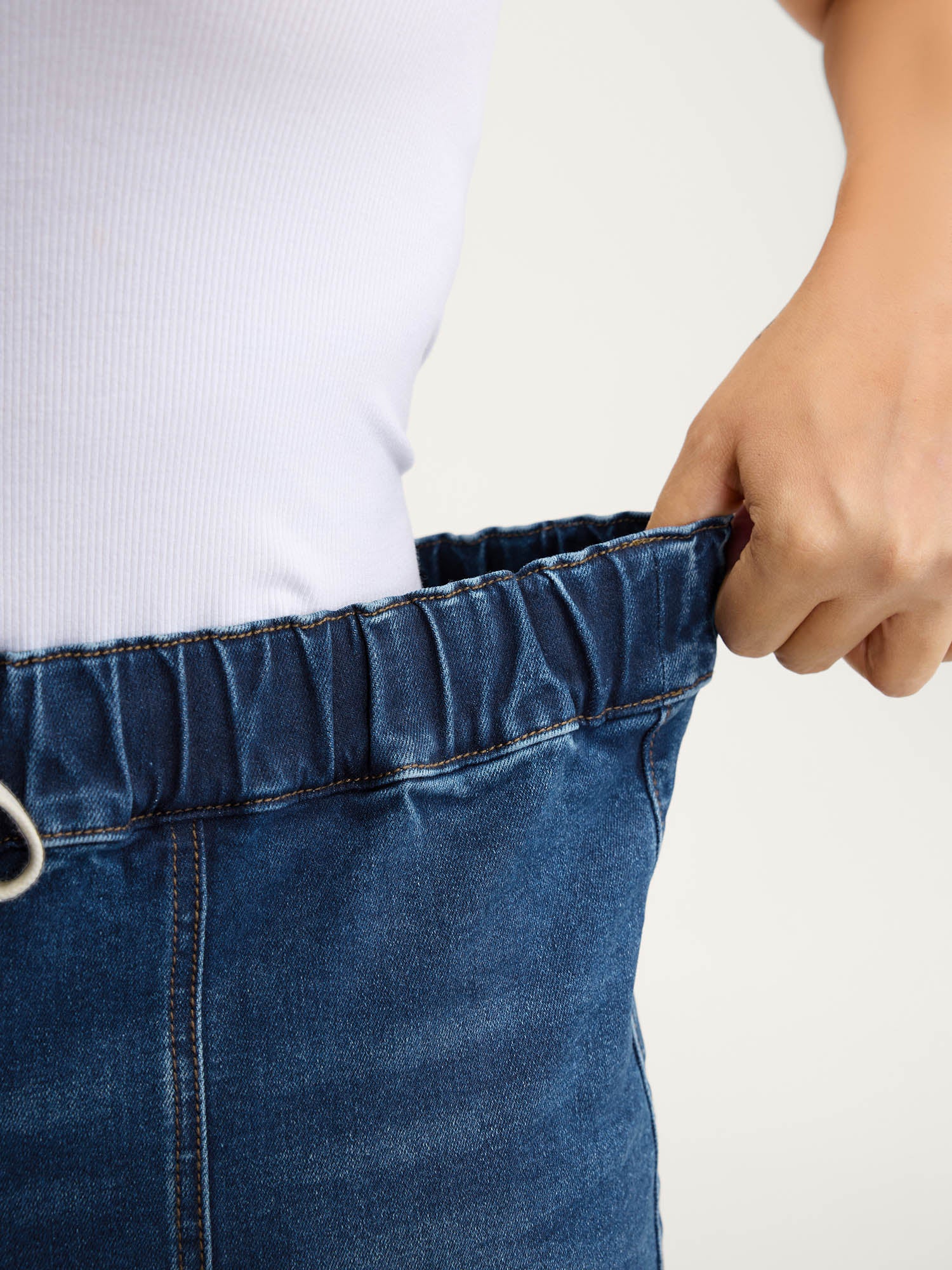 Stretchy Waist Drawstring Straight-Leg Jeans - Image 5